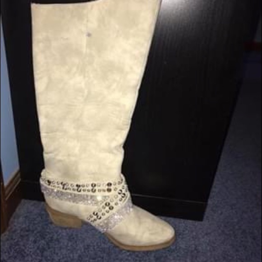 Buckle boots